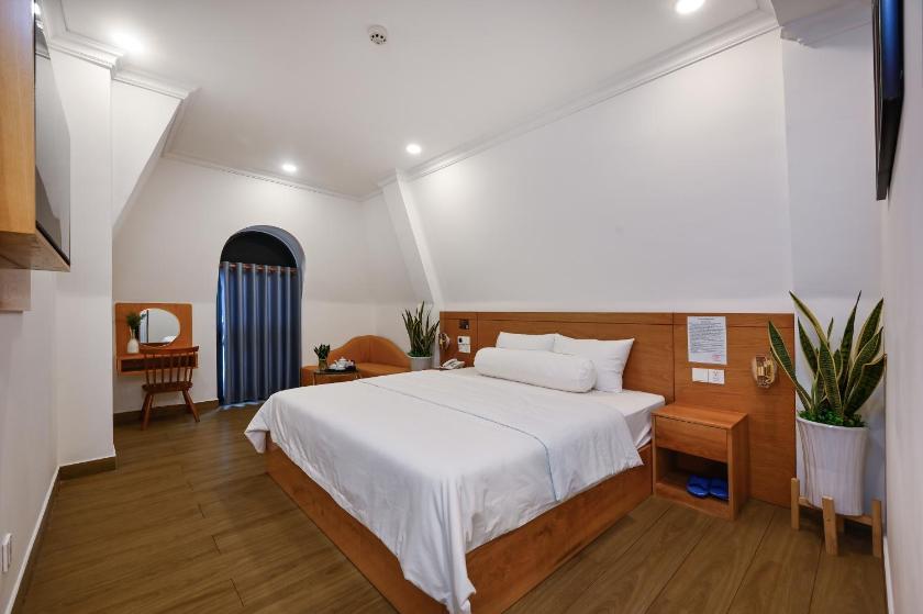 Phòng Deluxe Giường Đôi Có Ban Công