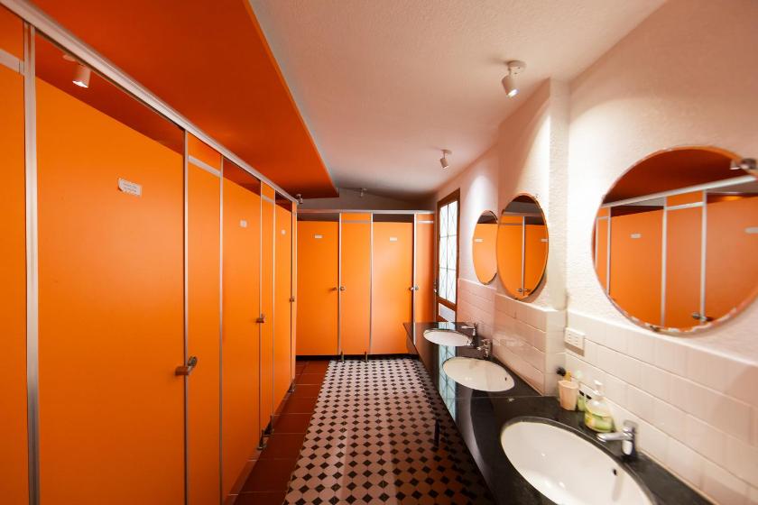 Giường trong phòng ngủ tập thể nam có 4 giường Giường trong phòng ngủ tập thể nam có 4 giường