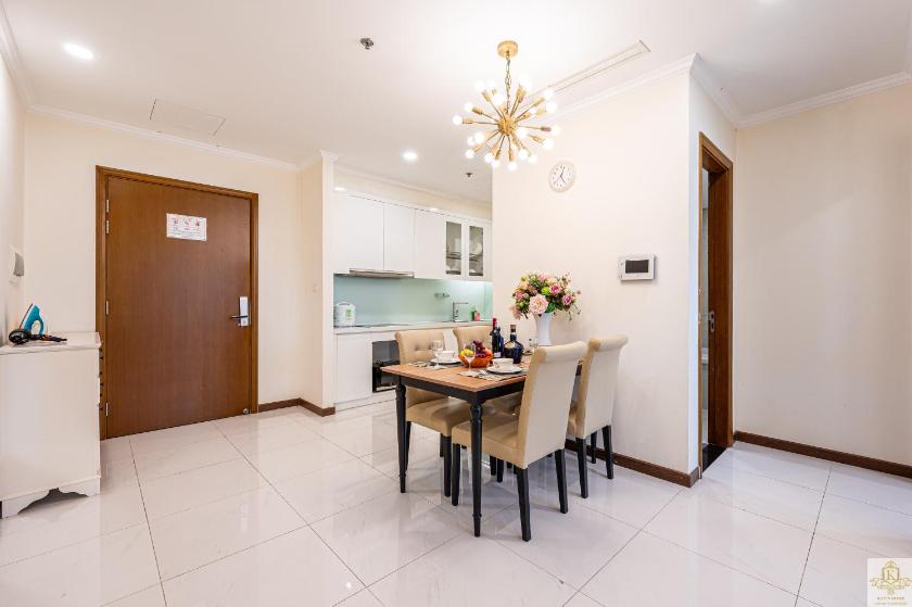 Suite Có Giường Cỡ King Nhìn Ra Hồ Bơi