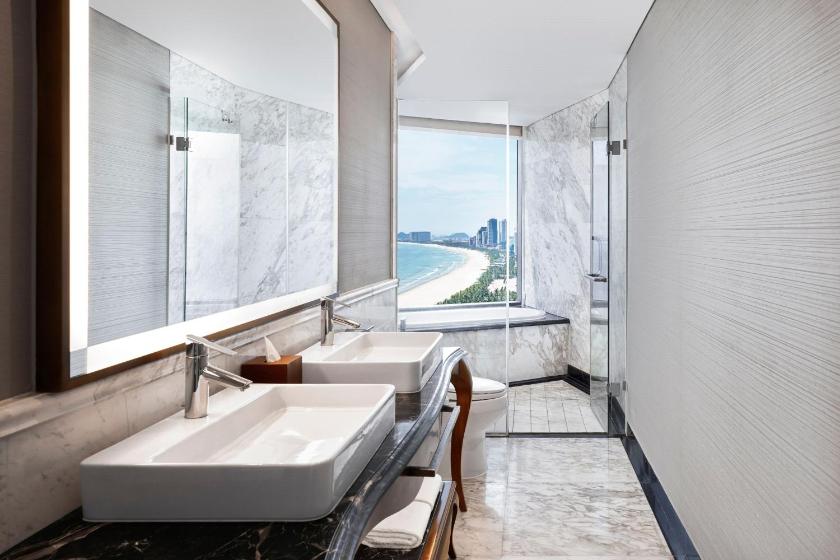 Suite Premium 1 Phòng Ngủ Ở Góc, 1 Giường Cỡ King, Nhìn Ra Biển, Tầng Cao, Ban Công