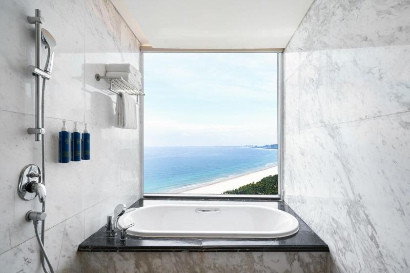 Suite Premium 1 Phòng Ngủ Ở Góc, 1 Giường Cỡ King, Nhìn Ra Biển, Tầng Cao, Ban Công