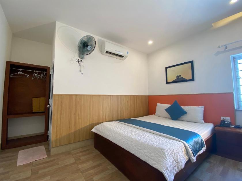 Phòng có giường cỡ King nhìn ra cảnh núi non