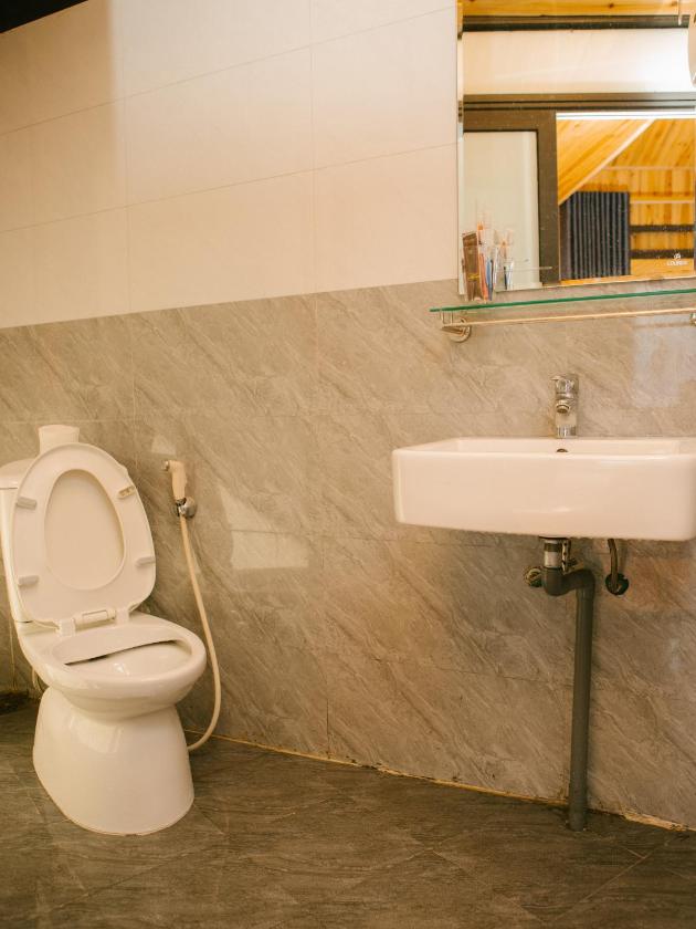 Phòng có giường cỡ King nhìn ra cảnh núi non