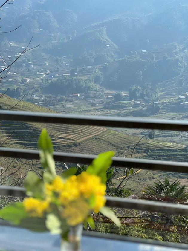 Phòng có giường cỡ King nhìn ra cảnh núi non