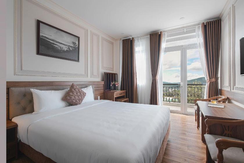 Phòng có giường cỡ King nhìn ra cảnh núi non