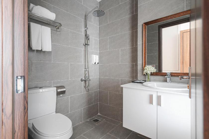 Phòng có giường cỡ King nhìn ra cảnh núi non