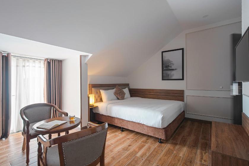 Phòng Deluxe Giường Đôi Có Ban Công