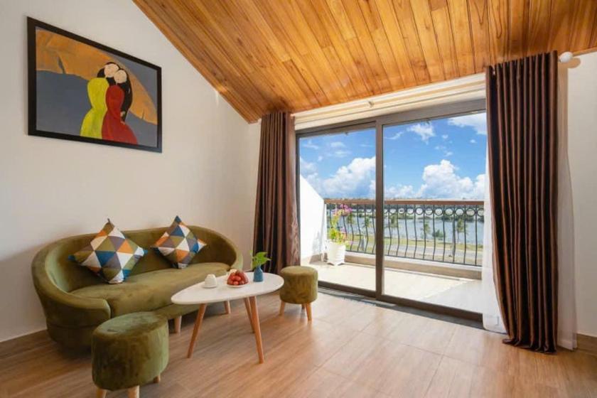 Studio Nhìn ra hồ