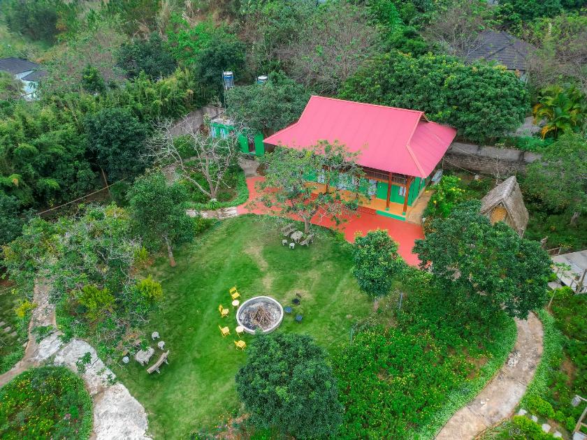 Phòng 4 người nhìn ra vườn