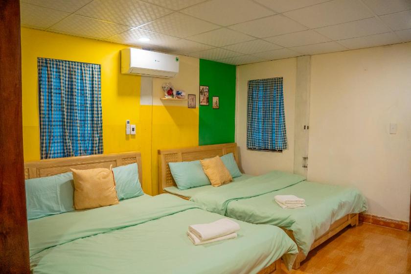 Phòng 4 người nhìn ra vườn