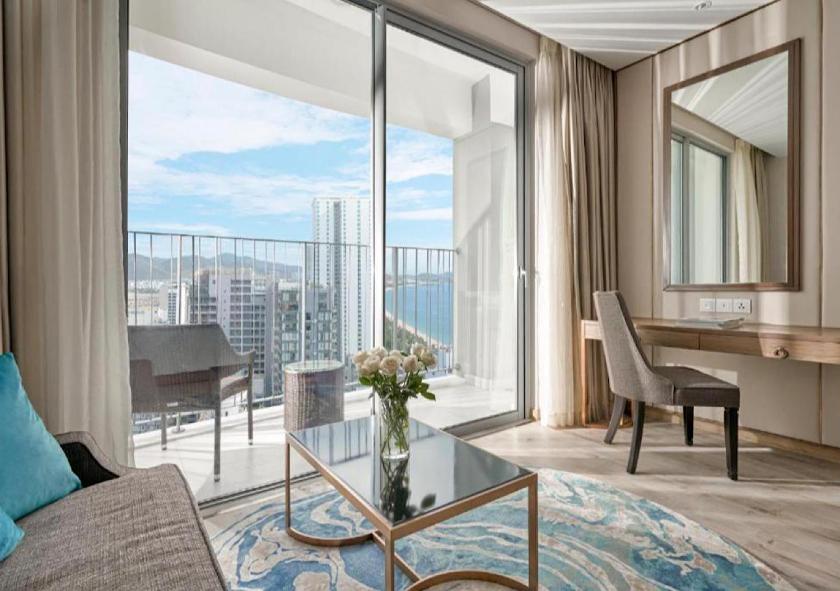 Phòng Deluxe Giường Đôi Nhìn Ra Biển Từ Phía Bên Cạnh