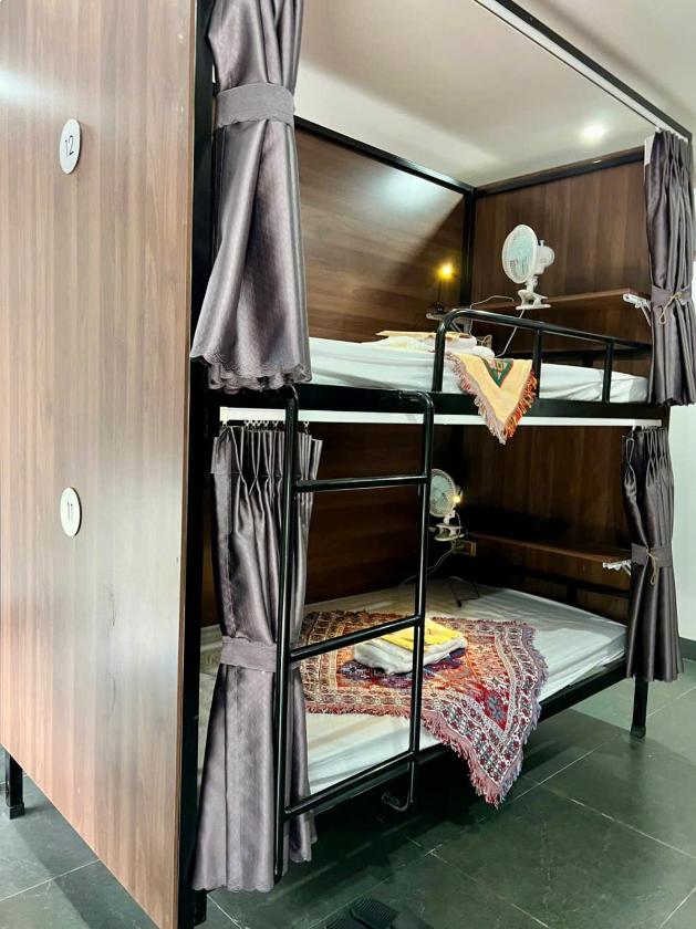 Phòng ngủ Tập thể 8 Giường cho cả Nam và Nữ