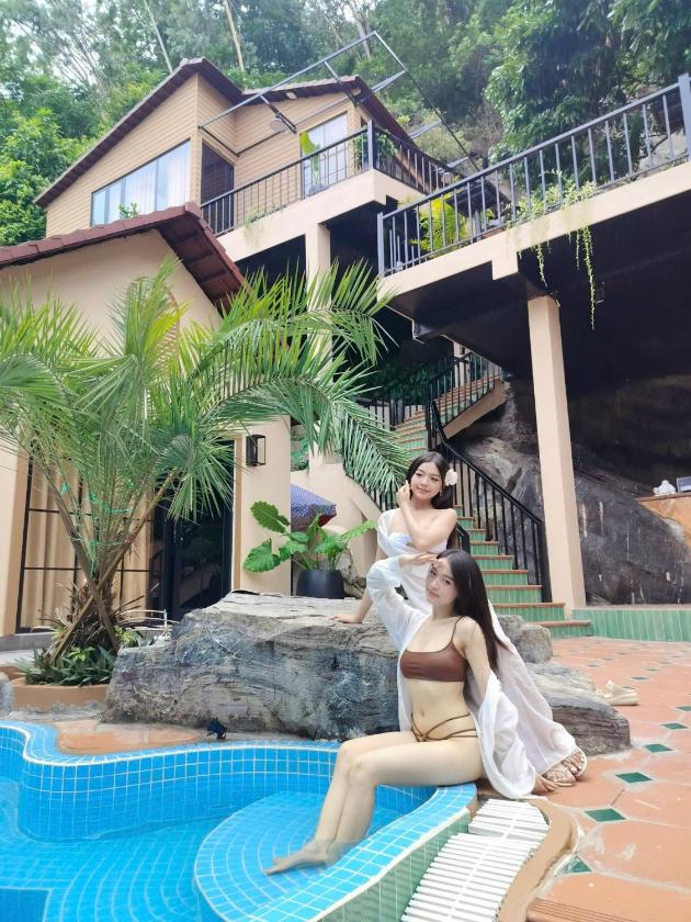 Phòng có giường cỡ King nhìn ra cảnh núi non