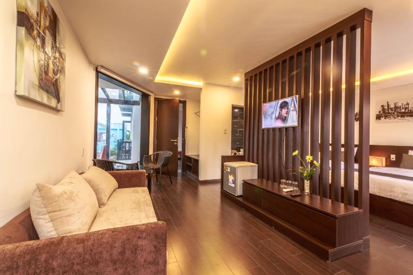 Phòng cho 3 người có Ban Công Phòng cho 3 người có Ban Công