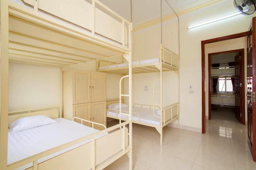 Giường Đơn Trong Phòng Nghỉ Tập Thể Cho Cả Nam Và Nữ Giường Đơn Trong Phòng Nghỉ Tập Thể Cho Cả Nam Và Nữ