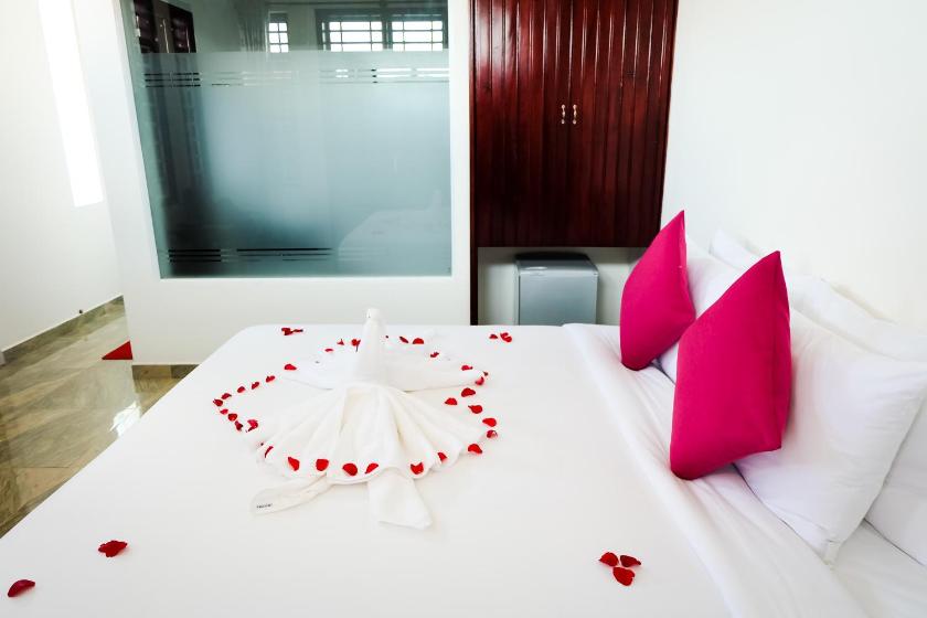 Phòng Có Giường Cỡ Queen Nhìn Ra Hồ Bơi Phòng Có Giường Cỡ Queen Nhìn Ra Hồ Bơi