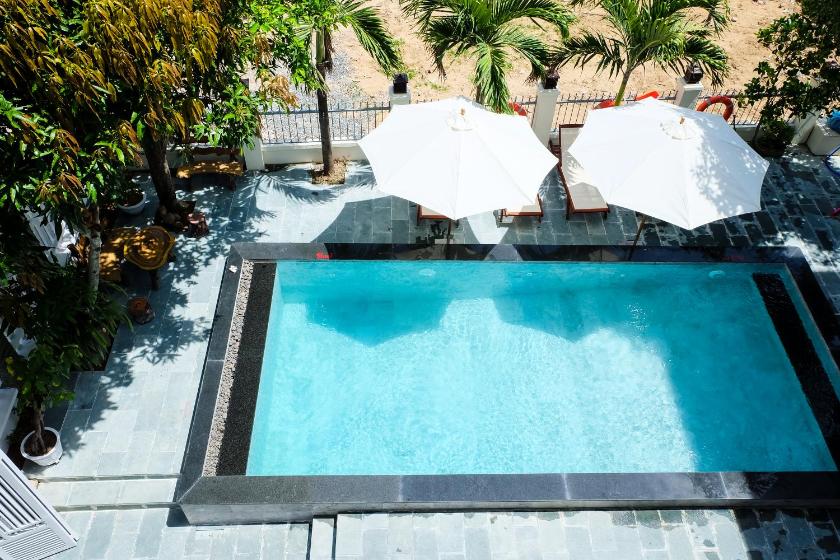 Phòng Có Giường Cỡ Queen Nhìn Ra Hồ Bơi Phòng Có Giường Cỡ Queen Nhìn Ra Hồ Bơi