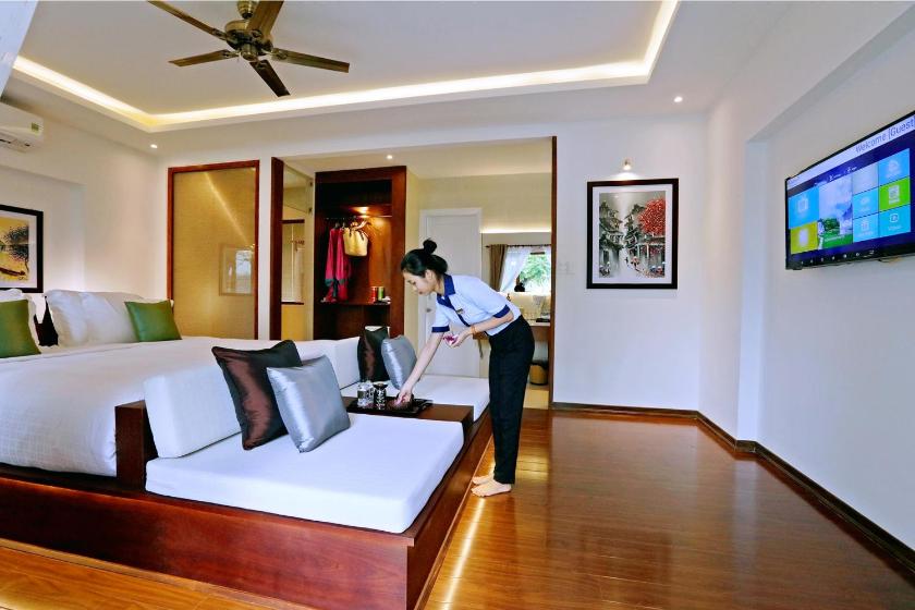 Phòng Có Giường Cỡ King Nhìn Ra Hồ Bơi Phòng Có Giường Cỡ King Nhìn Ra Hồ Bơi