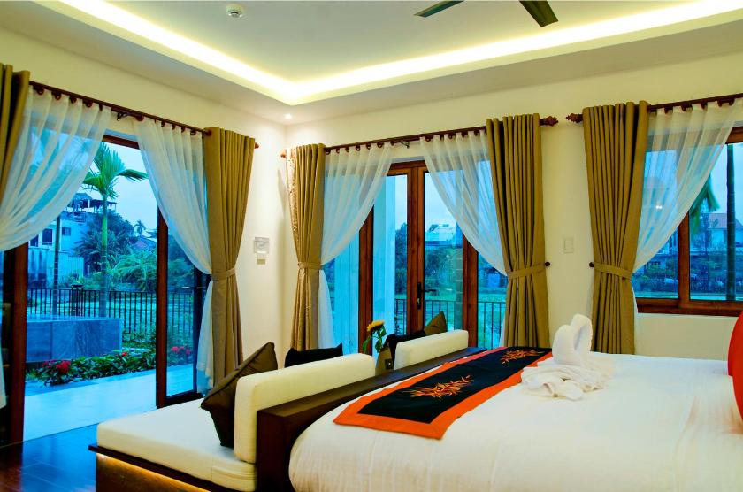 Phòng Có Giường Cỡ King Nhìn Ra Hồ Bơi Phòng Có Giường Cỡ King Nhìn Ra Hồ Bơi