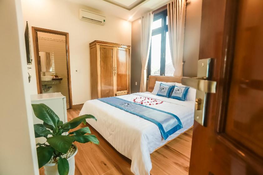 Phòng Có Giường Cỡ King Nhìn Ra Hồ Bơi Phòng Có Giường Cỡ King Nhìn Ra Hồ Bơi