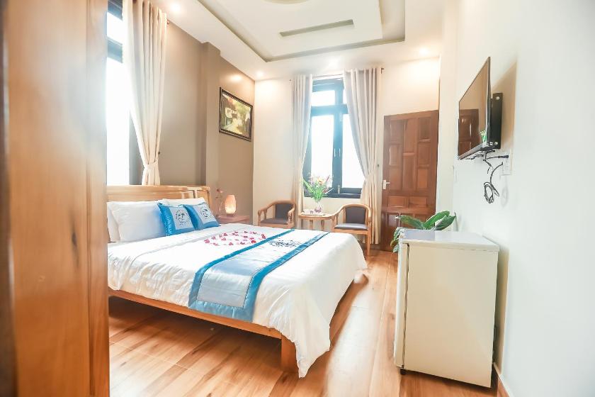 Phòng Có Giường Cỡ King Nhìn Ra Hồ Bơi Phòng Có Giường Cỡ King Nhìn Ra Hồ Bơi