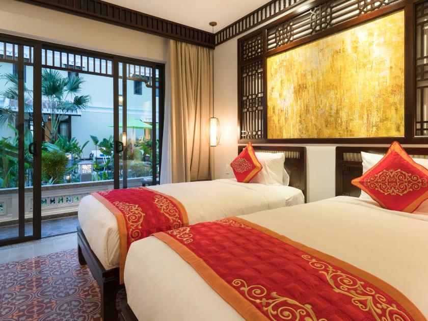 Phòng Deluxe Có Ban Công Nhìn Ra Hồ Bơi Phòng Deluxe Có Ban Công Nhìn Ra Hồ Bơi