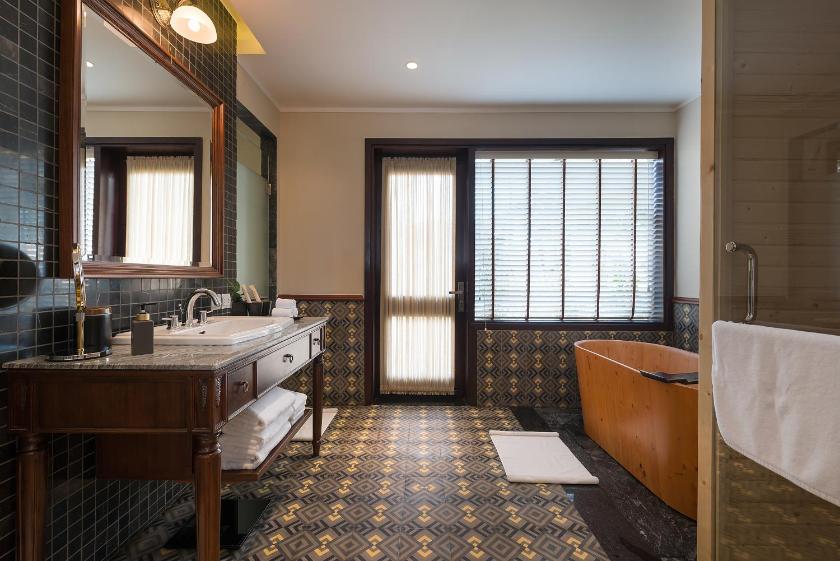 Suite Veranda Nhìn Ra Hồ Bơi - Cánh CLB