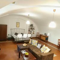 Historic romantic apartment with Private Entrance