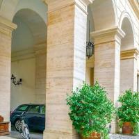 Majestic 1BR / 2BR Suites Next To Colosseum at Piazza Venezia