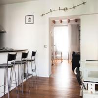 Adorable Court Apartment near Metro Stop