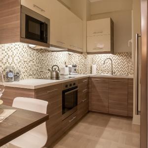 Elegant and Safe Gold and Blue Apartment walk to Acropolis