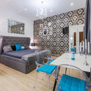 PARKING, AC, 2 Bedroom design flat in the center