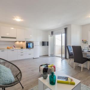 Quiet Family Apartments 30m from Beach Rogoznica Maiv Residence Zatoglav