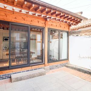 JAY Hanok ㅡ 3BR 3Bath ㅡ 8min from Anguk STN