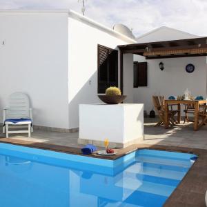 Villa Corona Roses