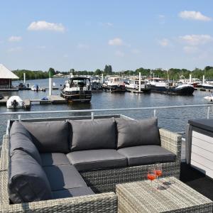 Cosy floating boatlodge, 