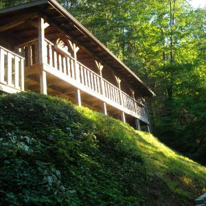 Authentic log home with hot tub, fireplace, fire pit and billiards !