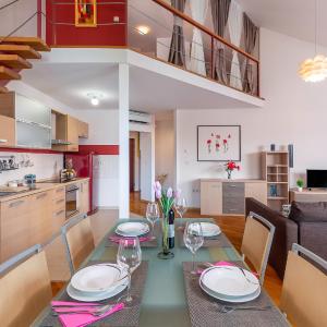 Deluxe Apartment Marina with a private parking