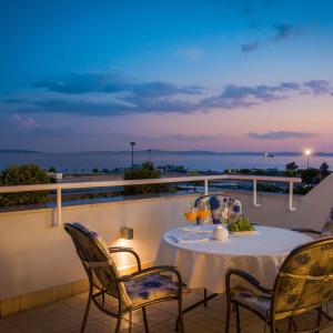 Seaside Apartment Gold 1row