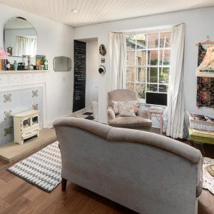 VINTAGE apt, pvt GARDEN, wifi, NEW TOWN