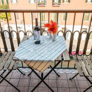 SUNNY NEST CANAL VIEW IN VENICE CHIC MOVIDA