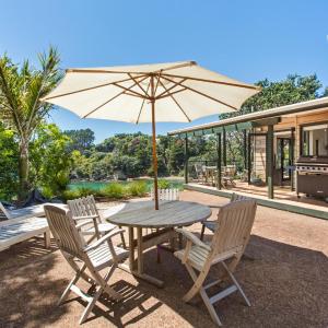 Beachfront Enclosure Bay - Waiheke Unlimited