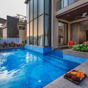 SaffronStays Aspen, Lonavala - luxury pool villa with games and TV room near Bhushi Dam