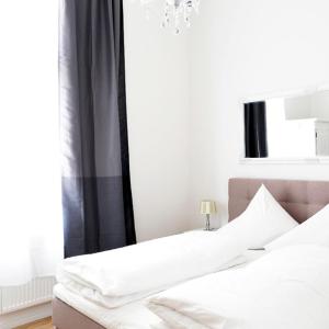 SC 03 by ROCKCHAIR Apartments l SUPERHOST Status l 2 Bedrooms Boxspringbeds Balcony Elevator - Cozy Family & Business Flair welcomes you!