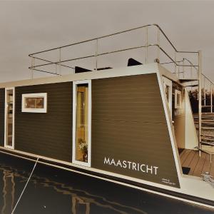 Cozy floating boatlodge