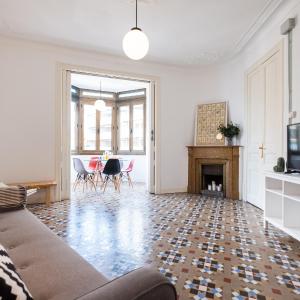 B32-Sunny and Modernist apartment for groups in center