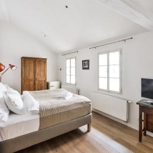 COZY QUIET STUDIO AT CHARLES BRIDGE