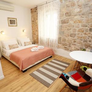 Split Old Town Suites