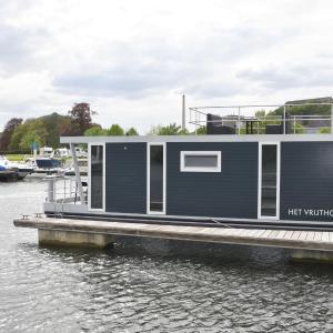 Cozy floating boatlodge 
