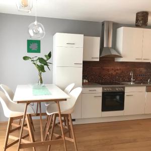 Yellow Flower Apartment with Pool - 5 min to Lake
